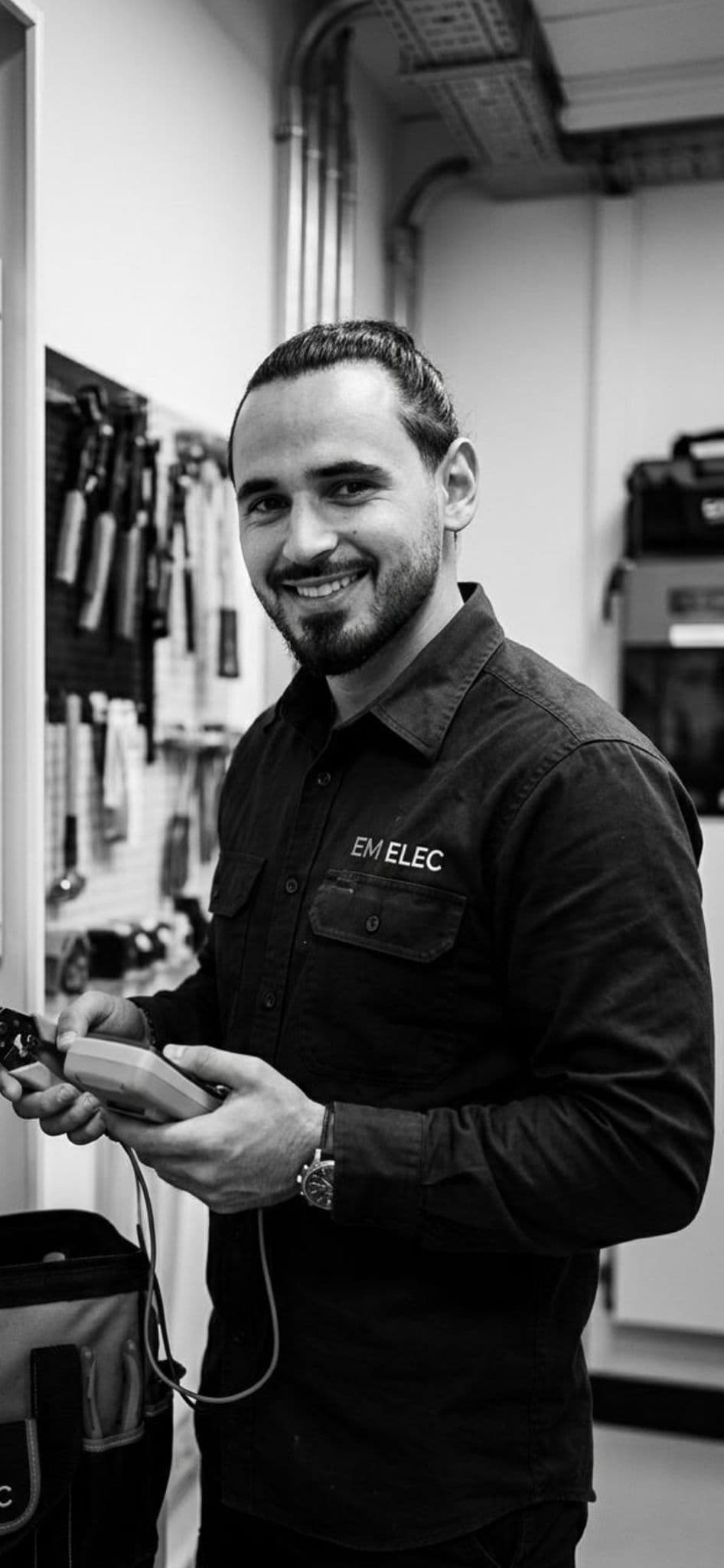 Enzo, électricien EM ELEC dans les Alpes-Maritimes