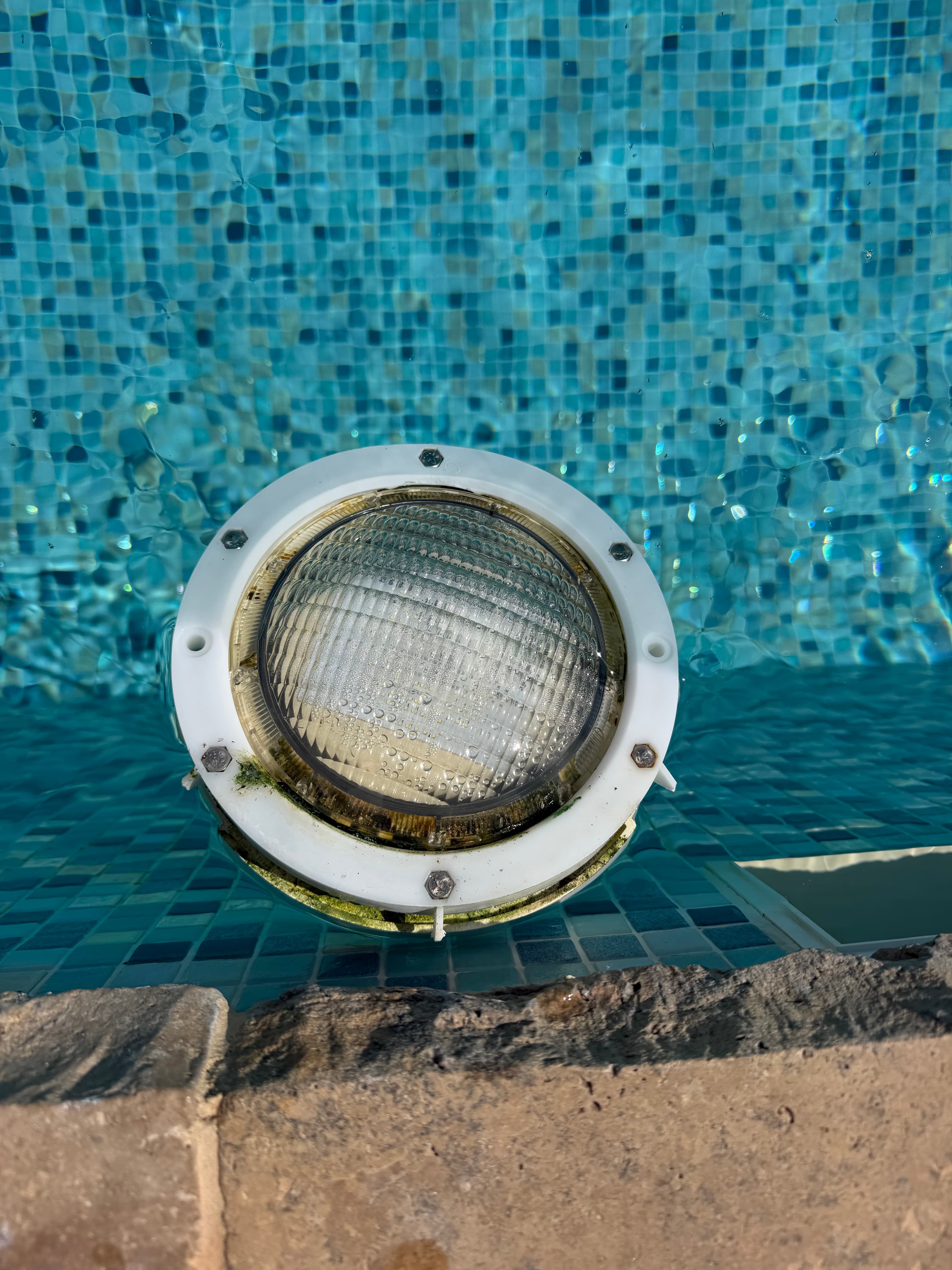Remplacement d’un spot LED de piscine HS