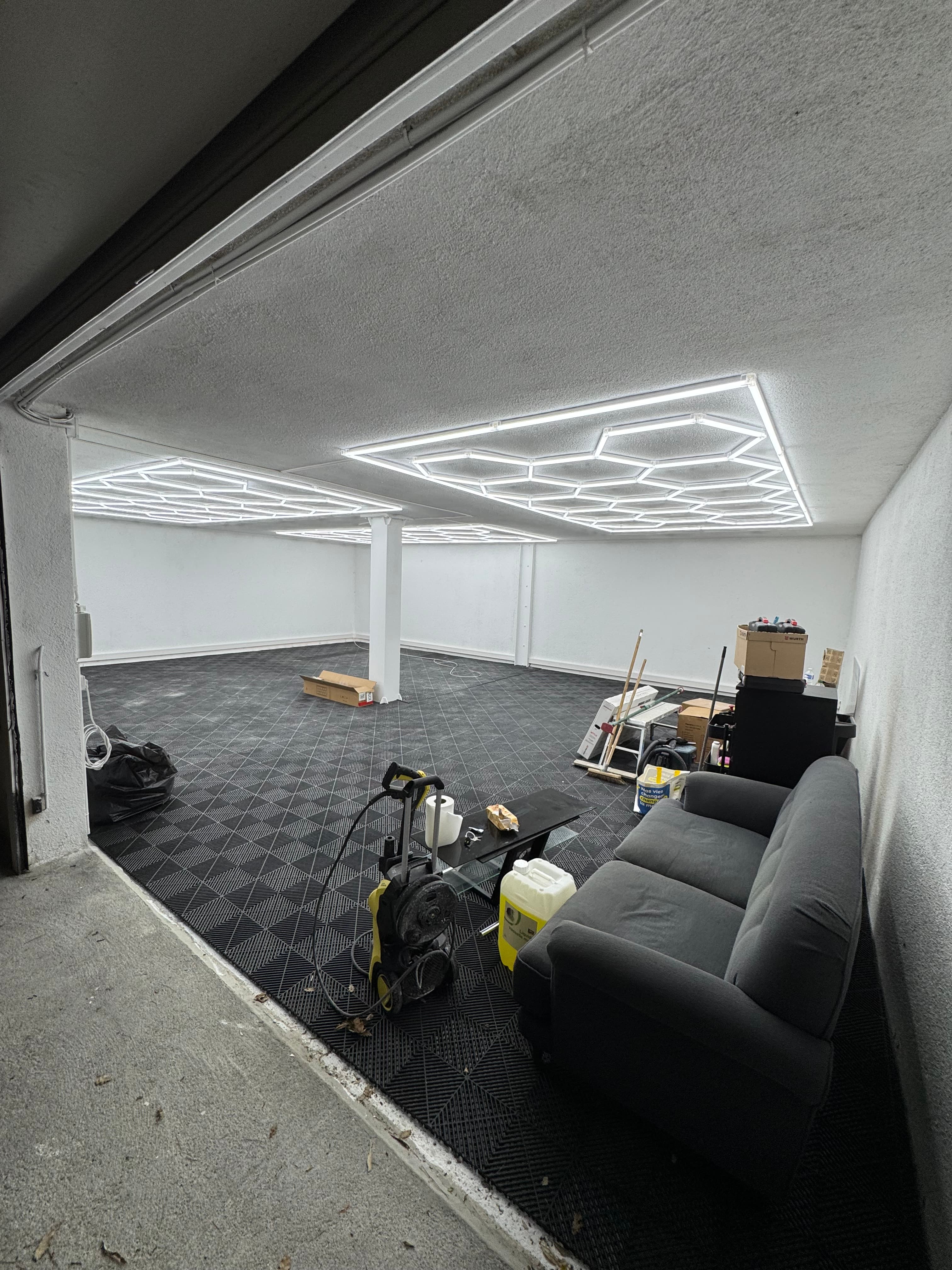 Création d’un plafond LED Nids d’abeilles avec prises encastrées en goulotte – Mougins