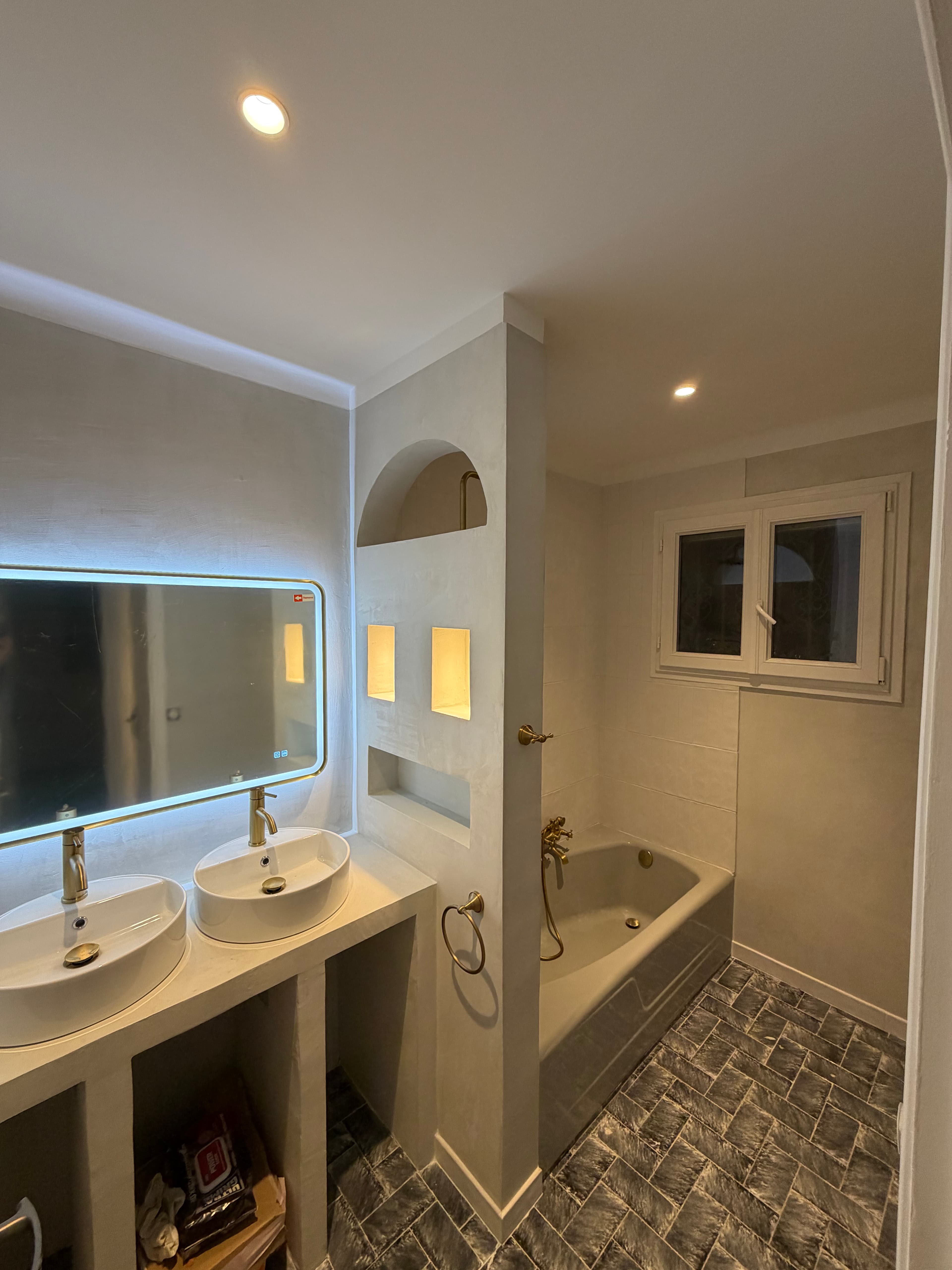 Rénovation électrique d’une salle de bain avec éclairage intégré – Antibes