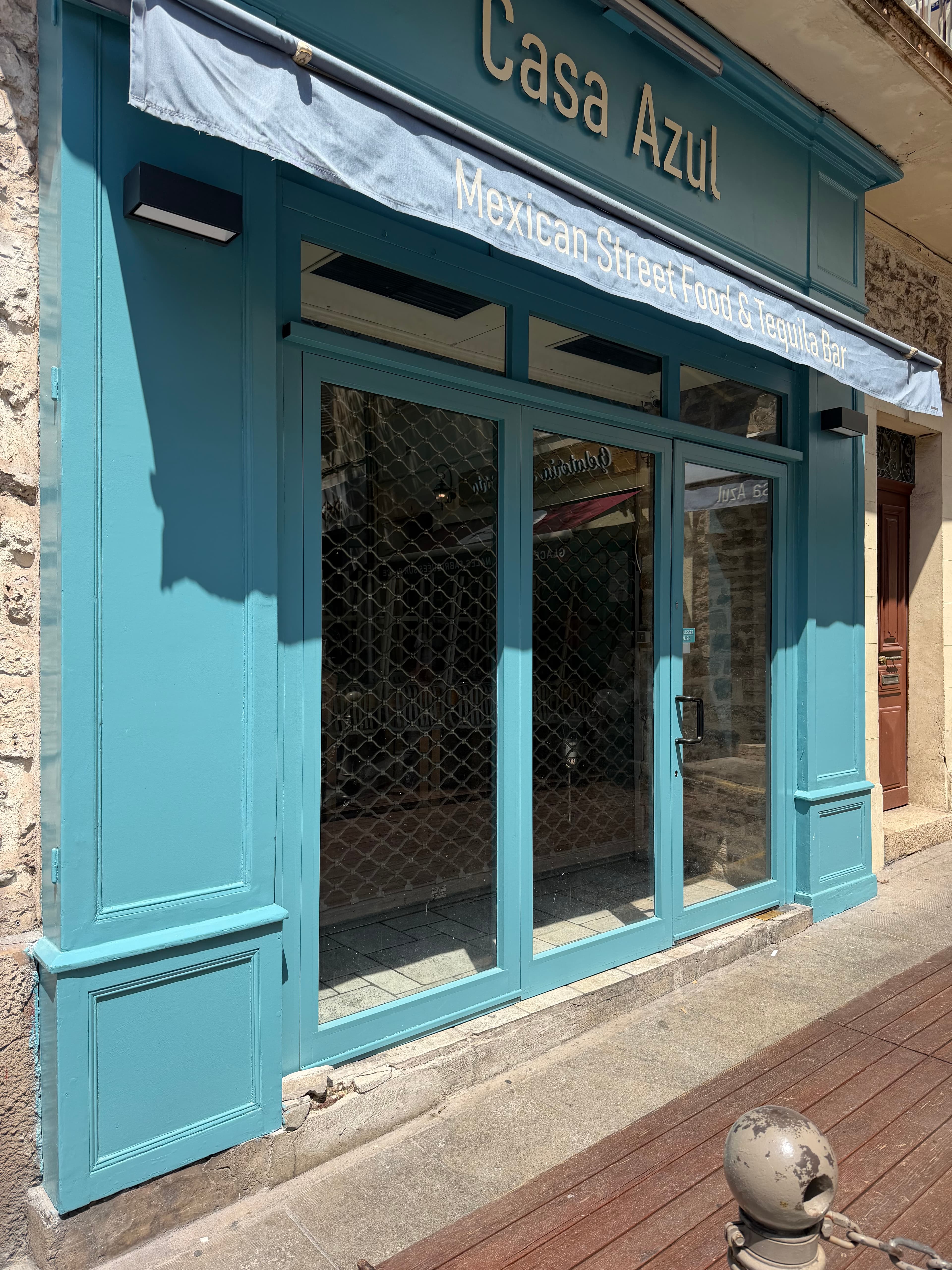Installation de luminaires façade pour restaurant