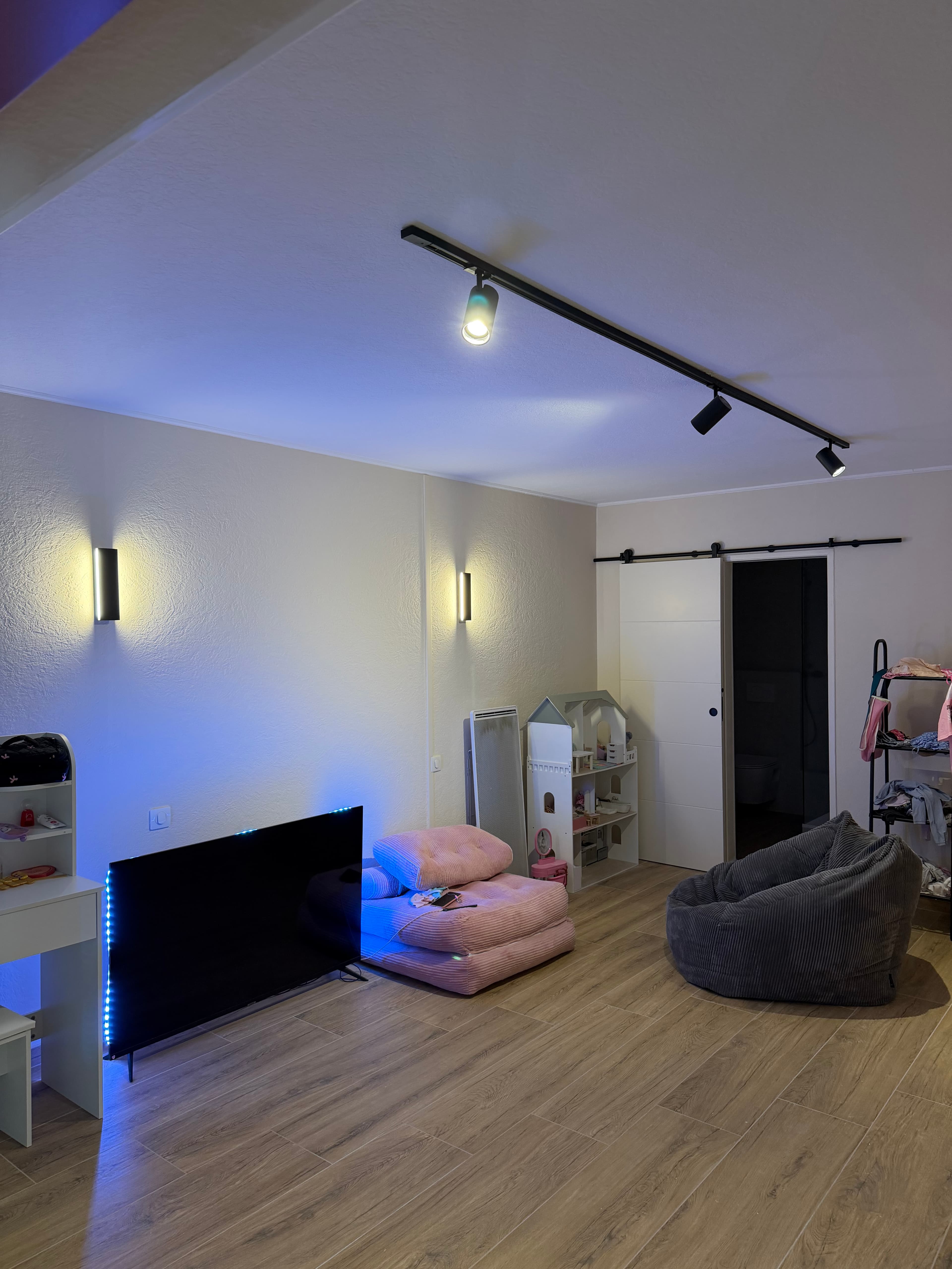 Installation de rails d’éclairage avec spots LED et appliques murales